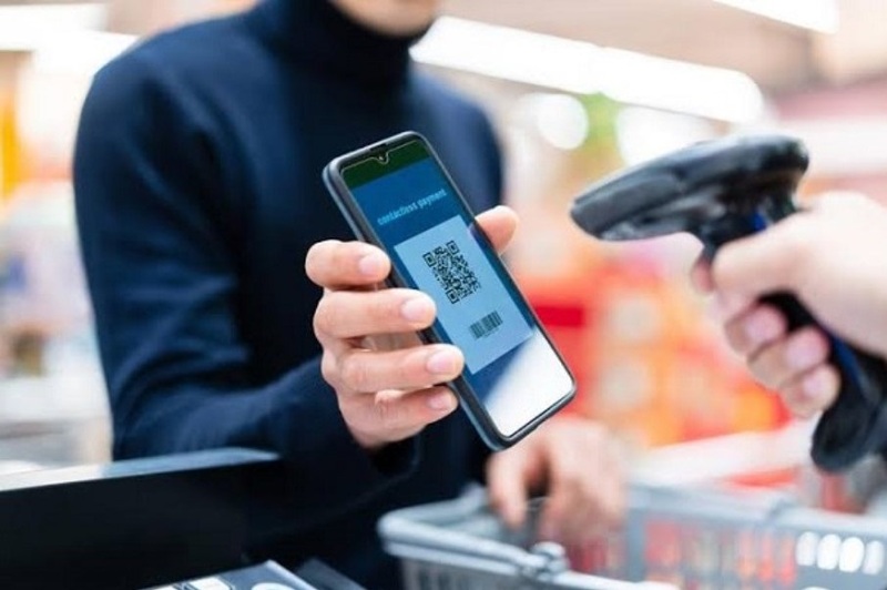 Using Apple Pay at the Burger King store